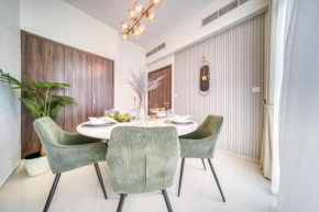 Autumn Serenity Manor: Luxury 3 Bedroom Townhouse